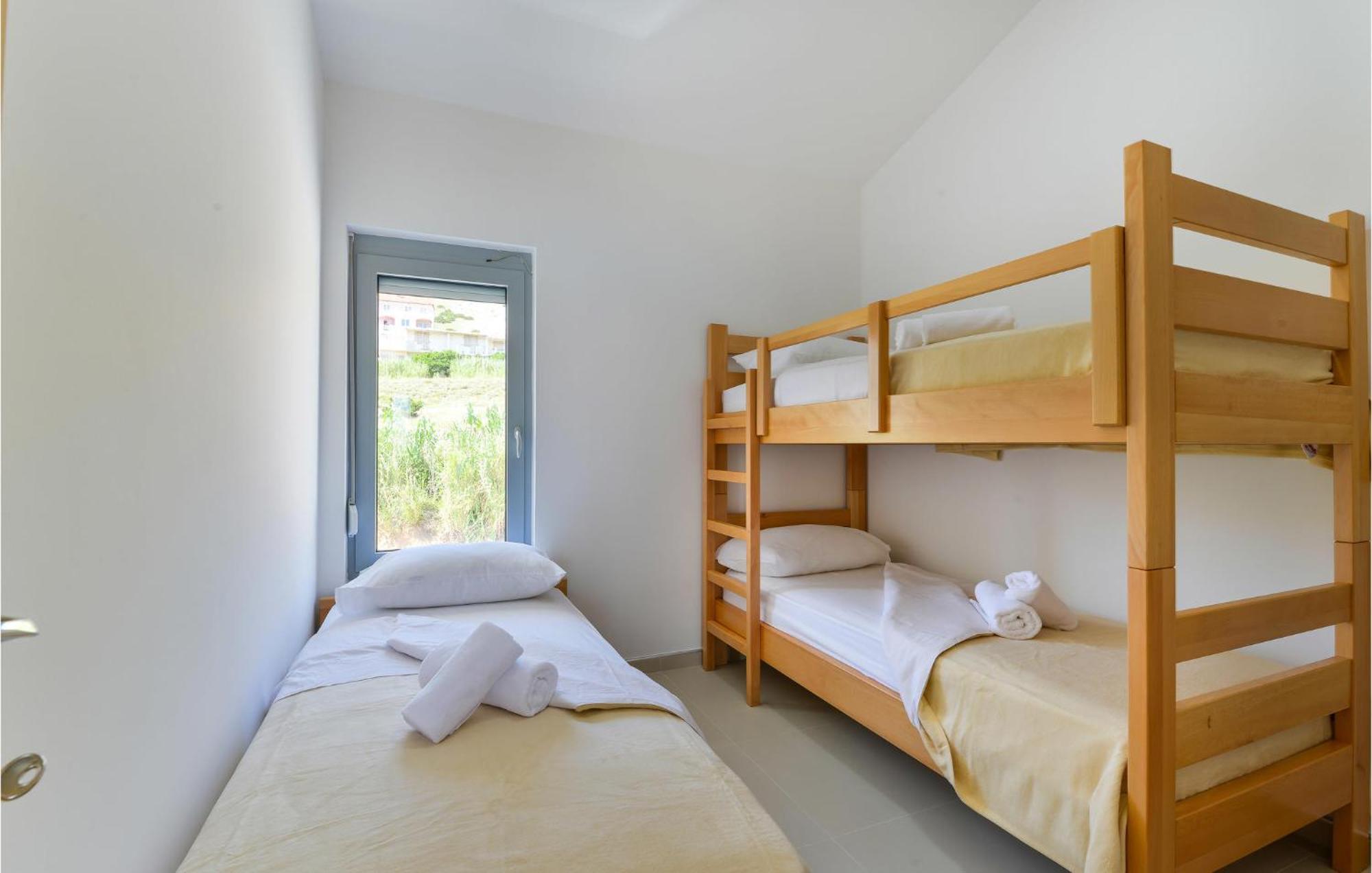 2 Bedroom Beautiful Apartment In Pag Pag Town Extérieur photo
